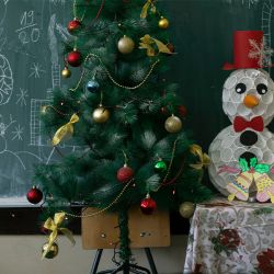 Christmas Tree Display Lands Oregon School in Hot Water