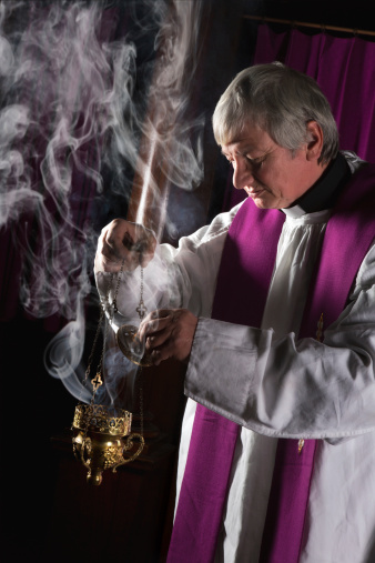 sacerdote incenso incienso hornilla incensiere queimador mantle activism priestly donning cotta casula themonastery bruciaprofumi
