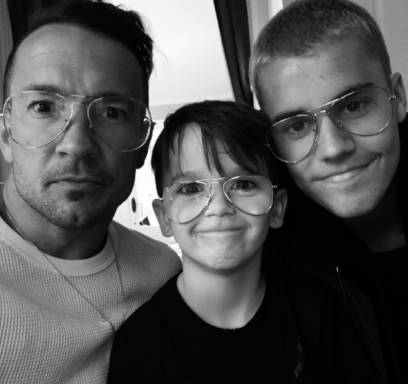 Justin Bieber posing with pastor Carl Lentz