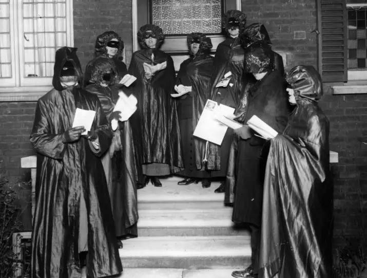 1900s Christmas carolers