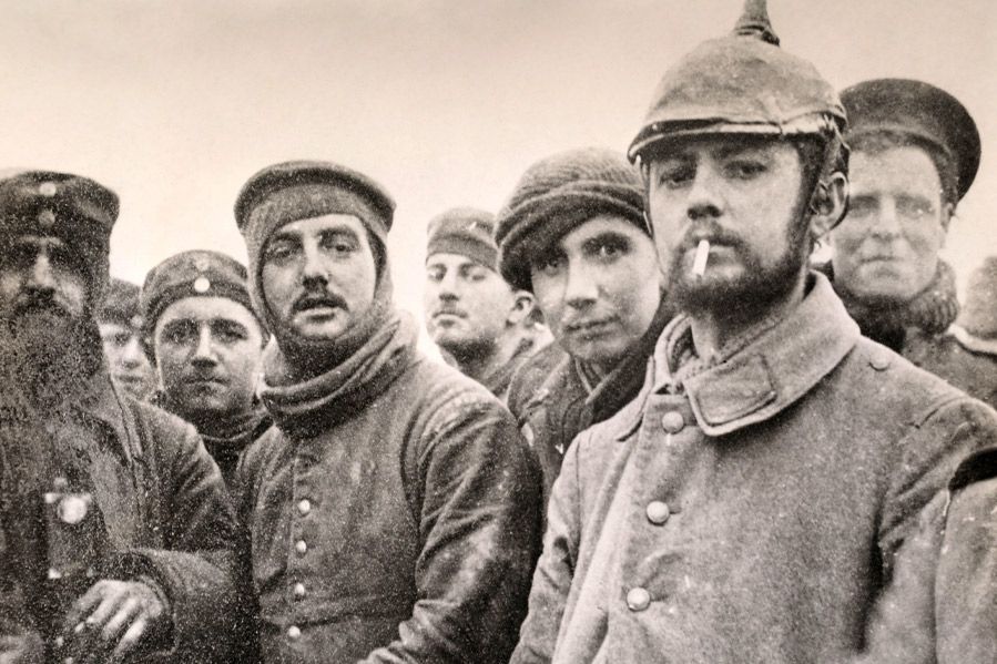 soldiers fraternizing during the christmas truce of 1914