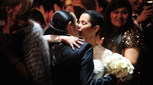 lesbian couple kissing at grammys