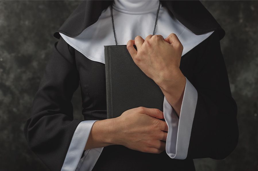 (female-clergy.jpg)