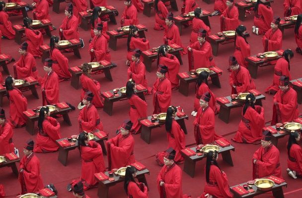 A traditional Han mass wedding in Xi'an, China.