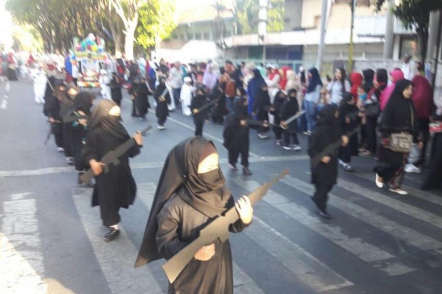 Kids dressed up as ISIS