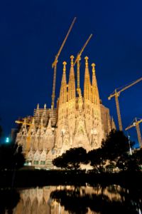 la sagrada familia lit up at night