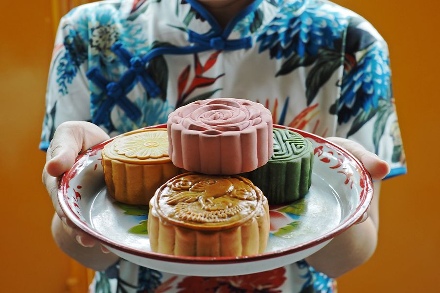 woman holding mooncakes for moon festival