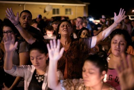 Texas mourners praying