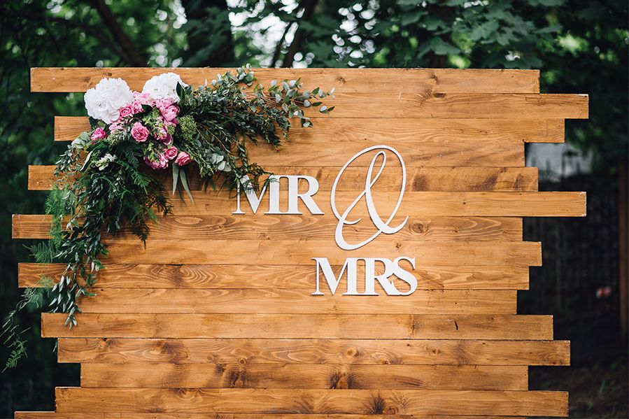 wooden 'mr & mrs' sign at wedding venue