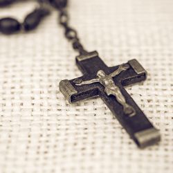 Christian Nurse Barred From Wearing Cross Necklace Wins Lawsuit