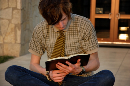 Bible_study Student studies Bible